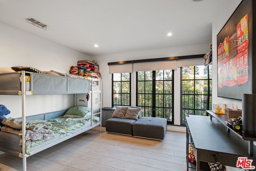 6801 Iris Cir