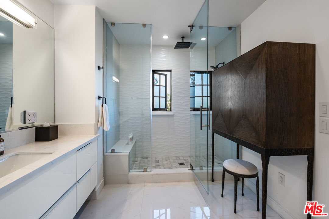 6801 Iris Cir