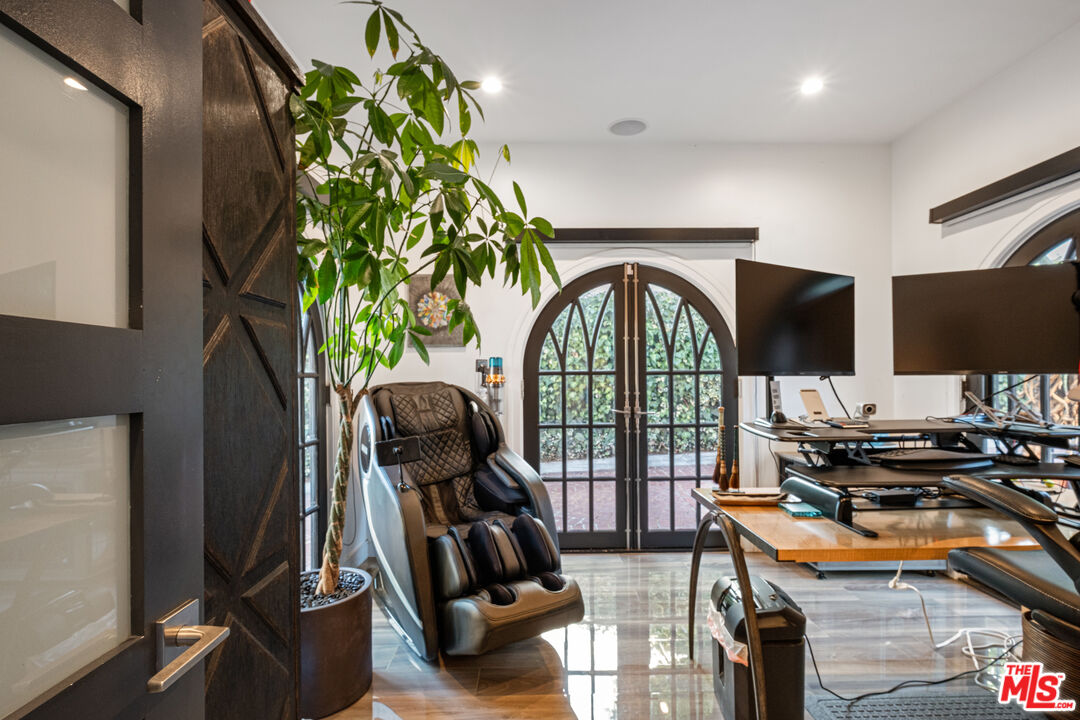 6801 Iris Cir