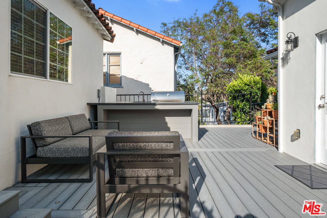 6801 Iris Cir