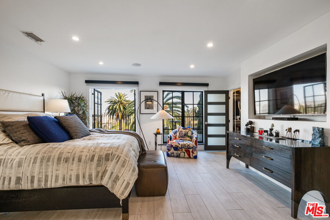 6801 Iris Cir
