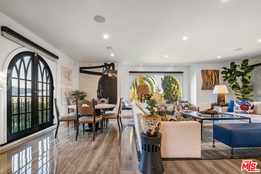 6801 Iris Cir