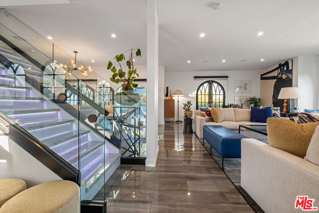 6801 Iris Cir