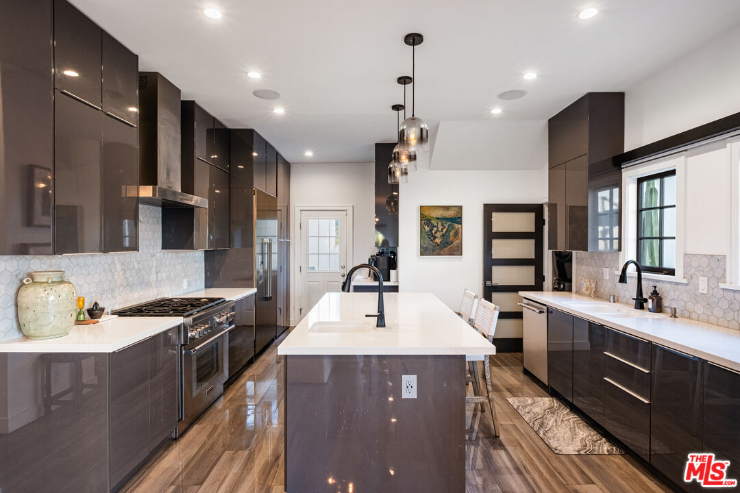 6801 Iris Cir