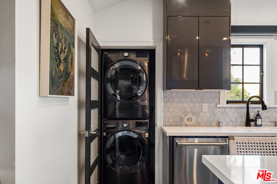 6801 Iris Cir