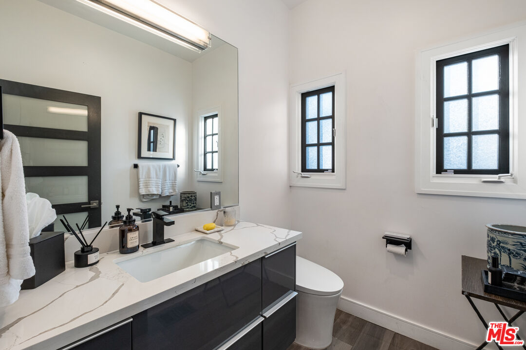 6801 Iris Cir