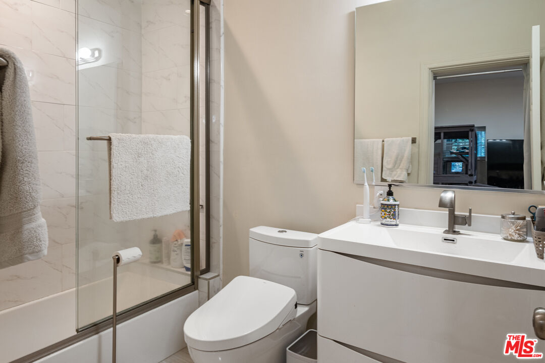 6801 Iris Cir