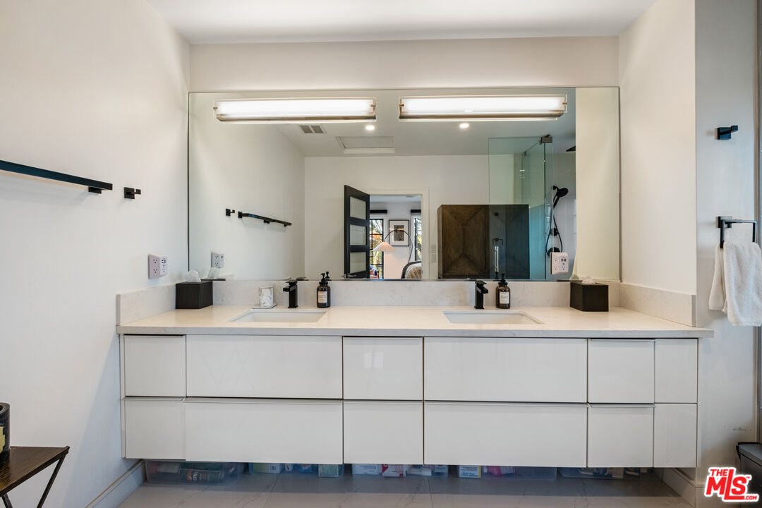 6801 Iris Cir