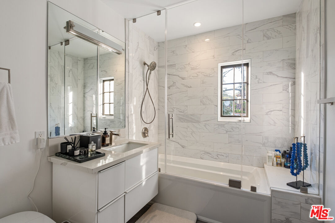 6801 Iris Cir