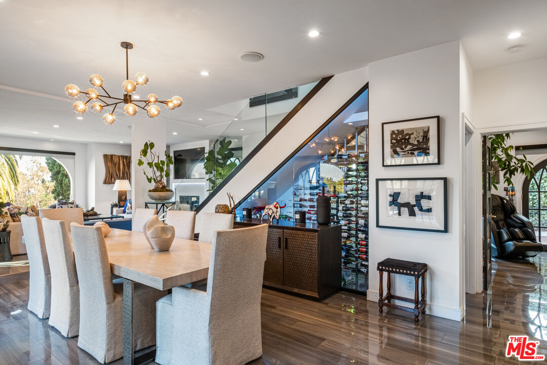 6801 Iris Cir