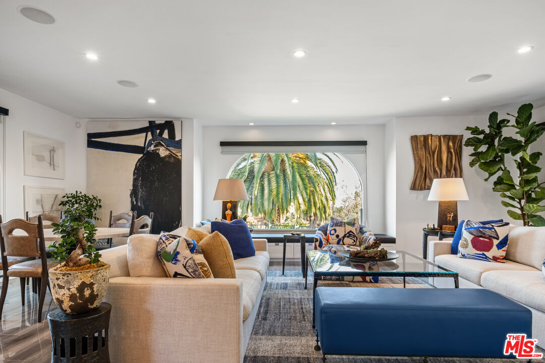 6801 Iris Cir