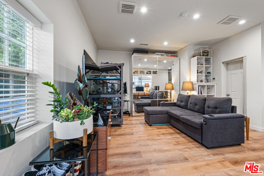 6801 Iris Cir