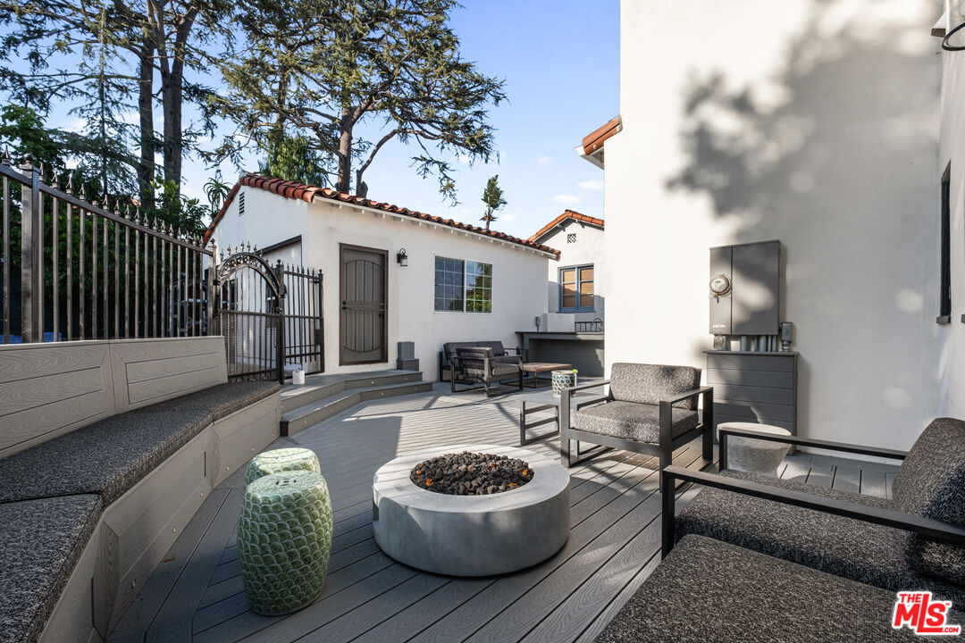 6801 Iris Cir