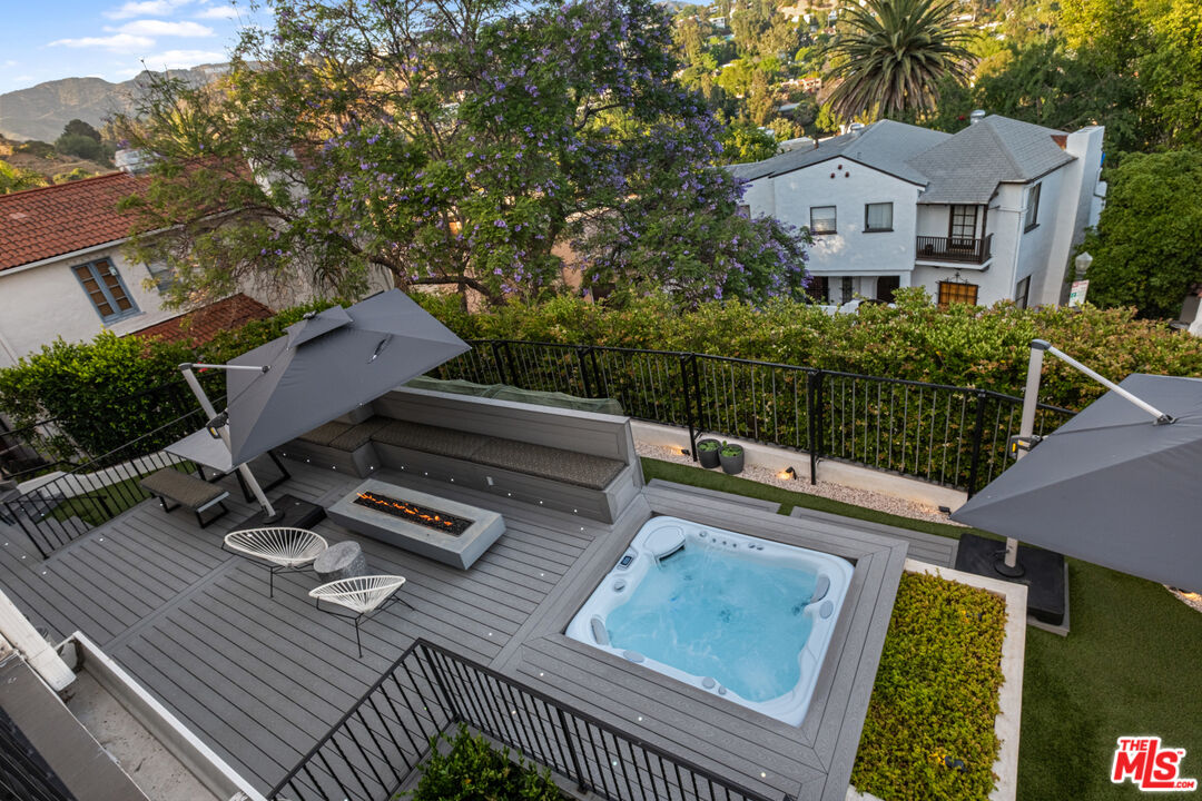 6801 Iris Cir