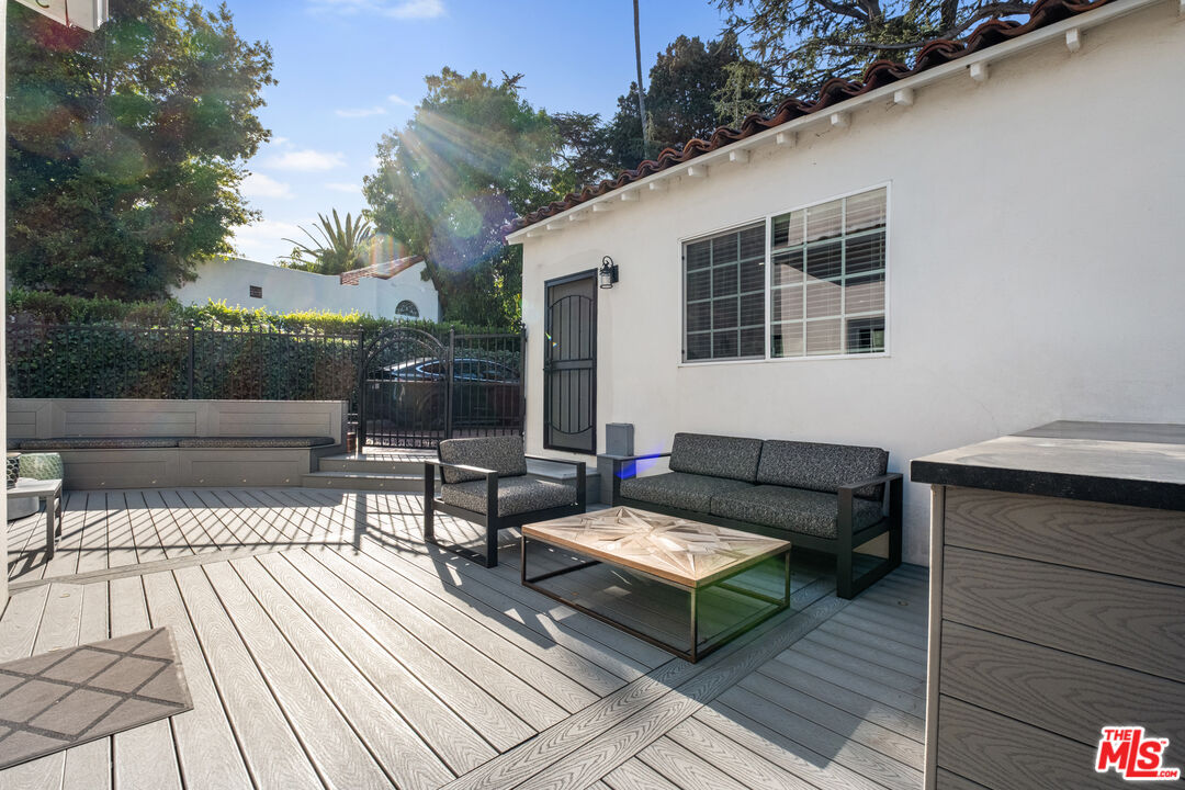 6801 Iris Cir