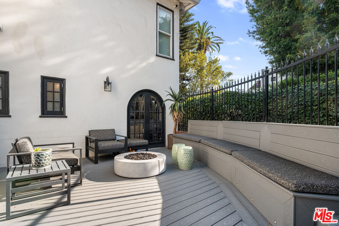 6801 Iris Cir