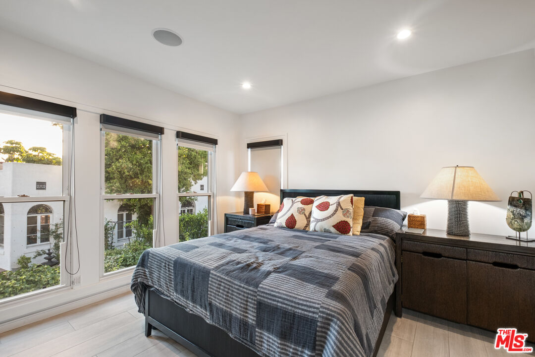 6801 Iris Cir