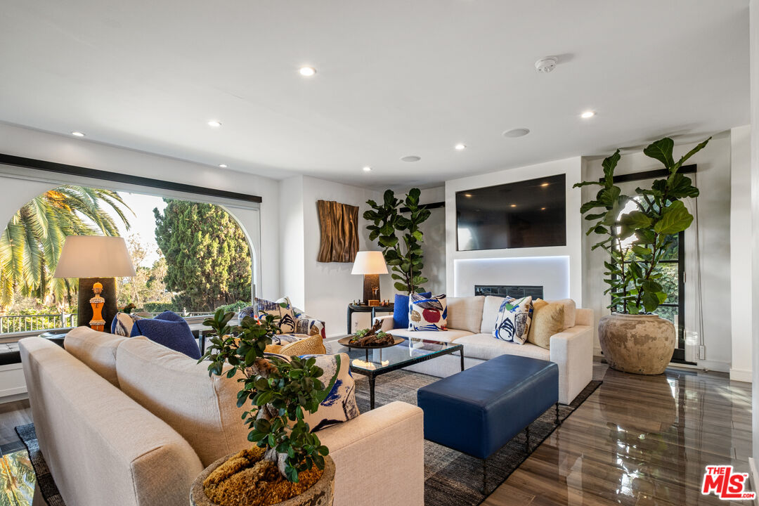 6801 Iris Cir