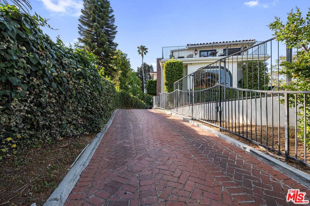 6801 Iris Cir