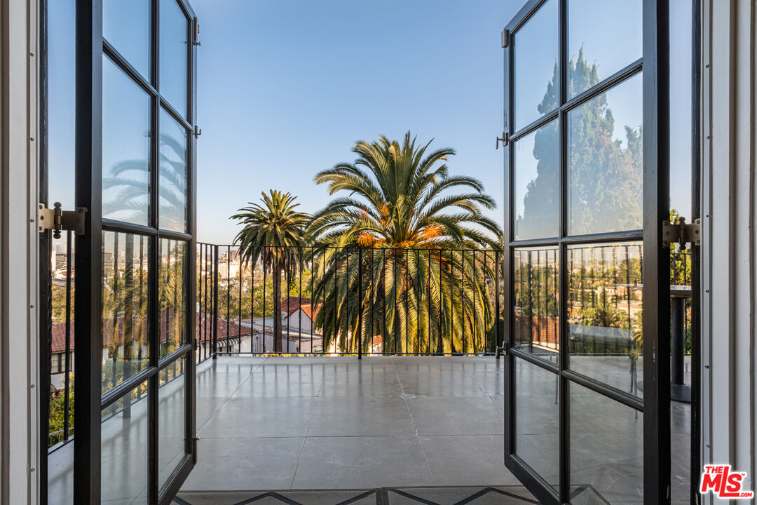 6801 Iris Cir
