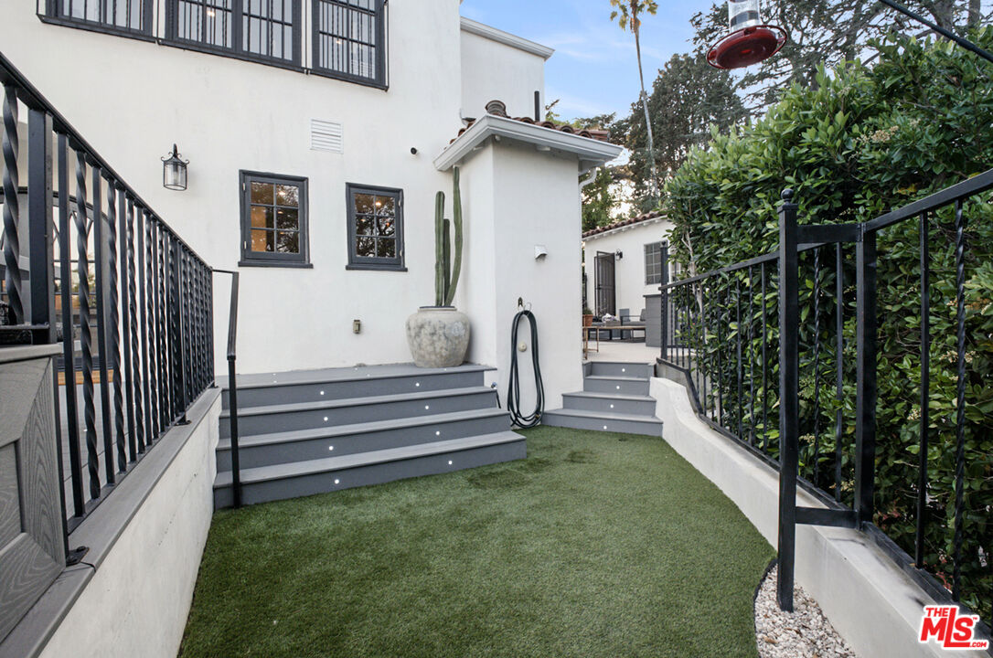 6801 Iris Cir