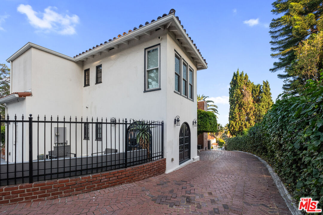 6801 Iris Cir