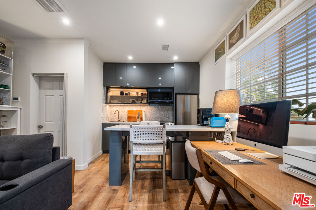 6801 Iris Cir