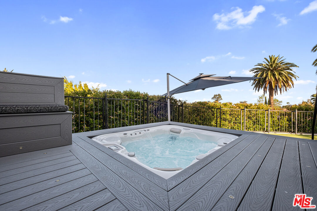 6801 Iris Cir