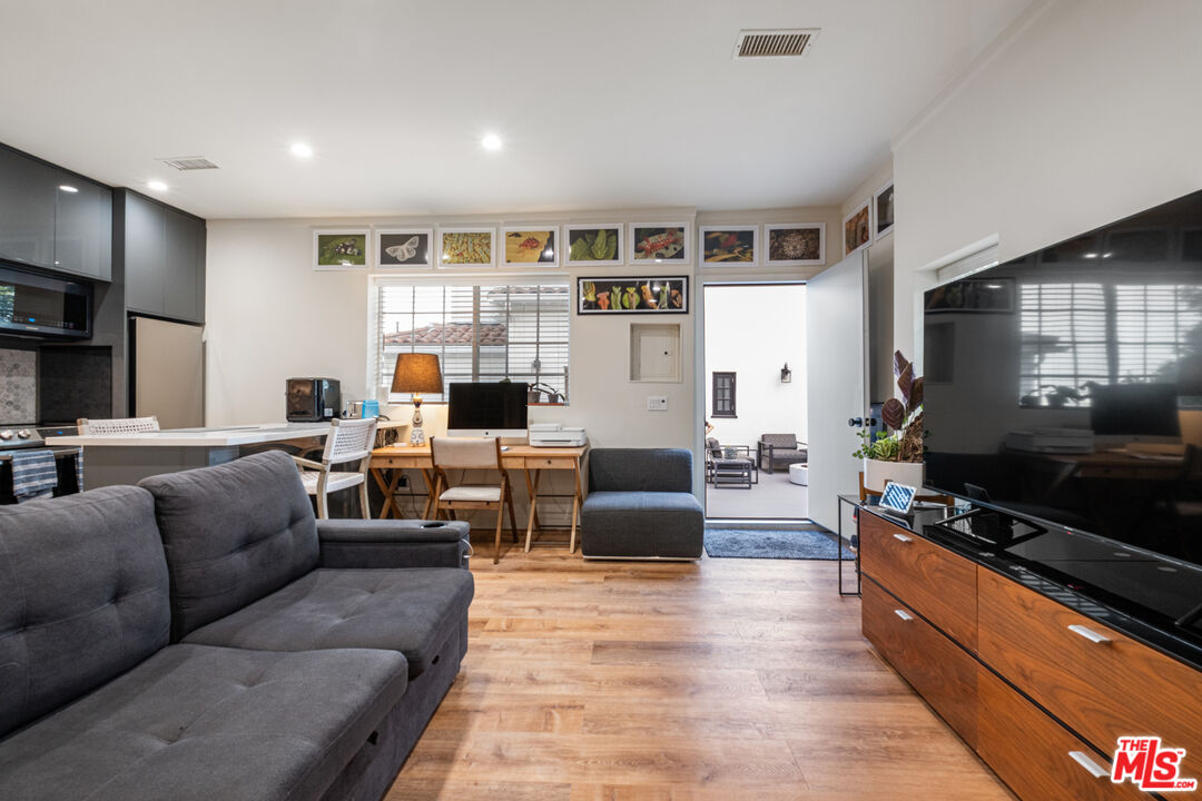6801 Iris Cir