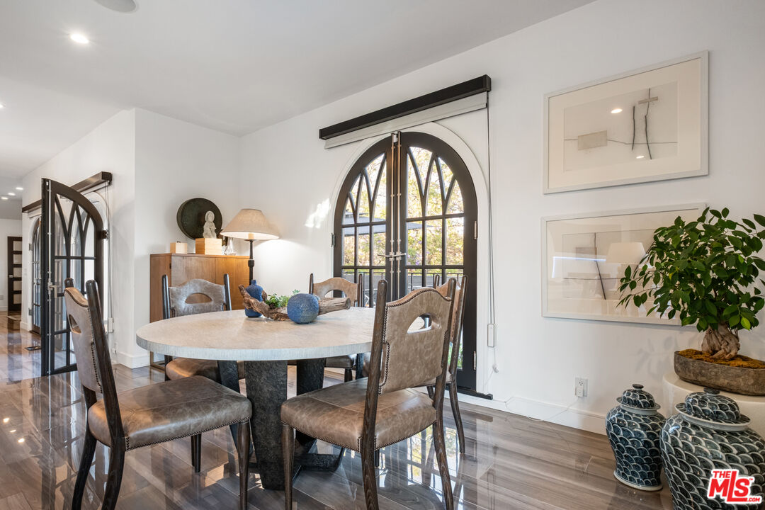6801 Iris Cir