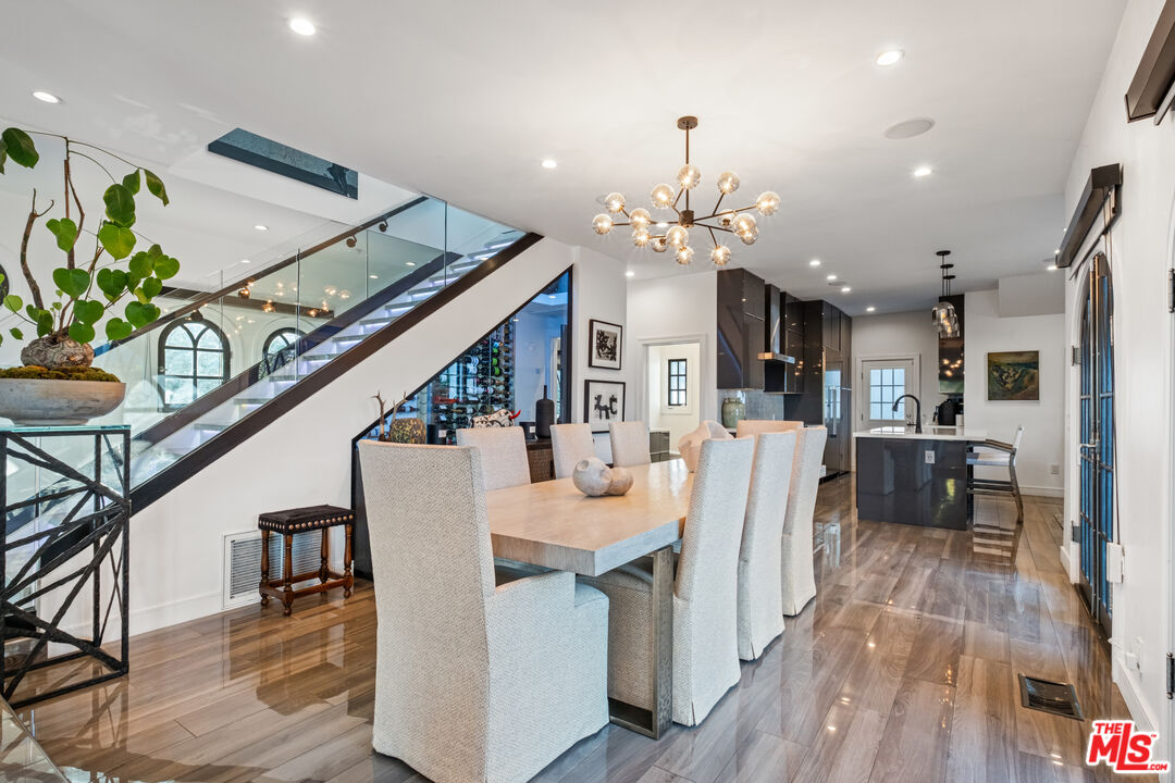 6801 Iris Cir
