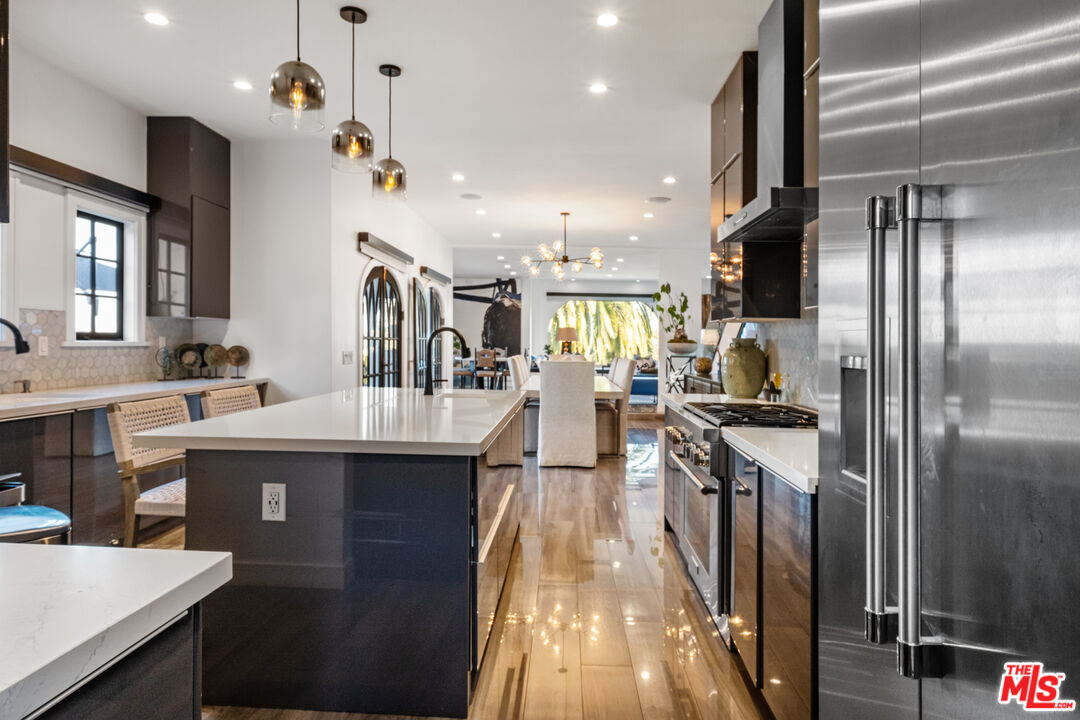 6801 Iris Cir
