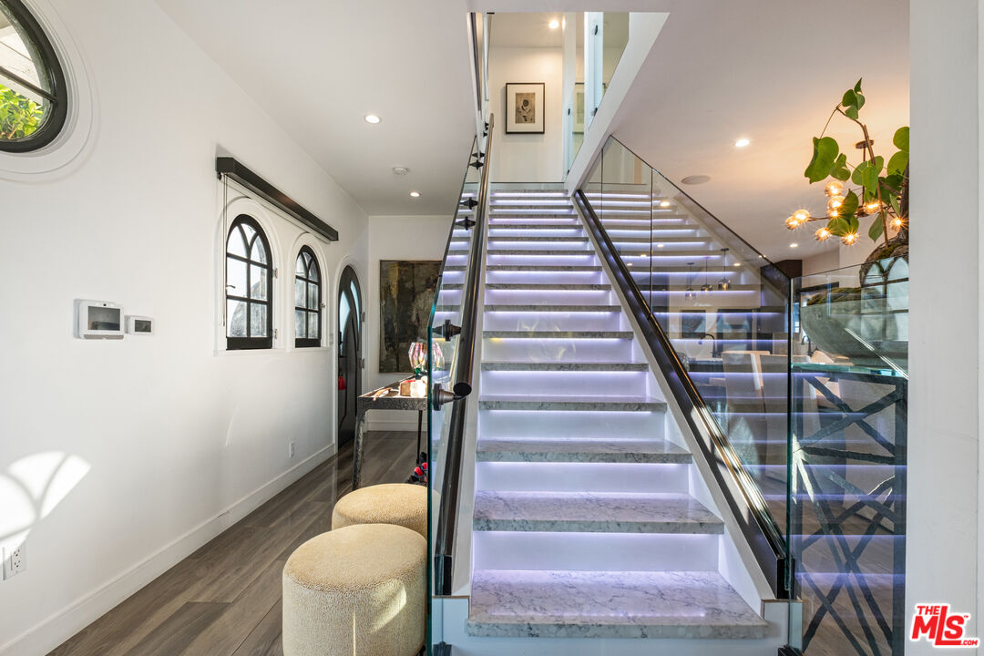 6801 Iris Cir