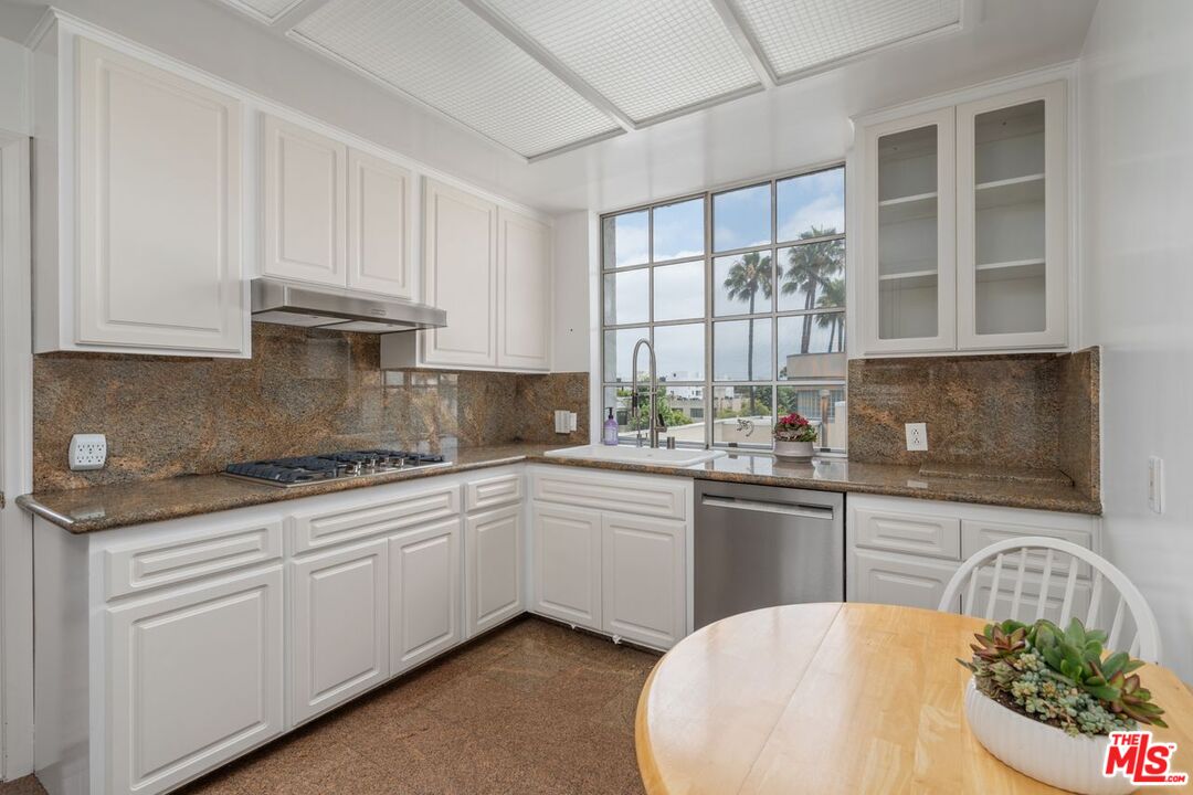 1375 Kelton Ave Unit: 402