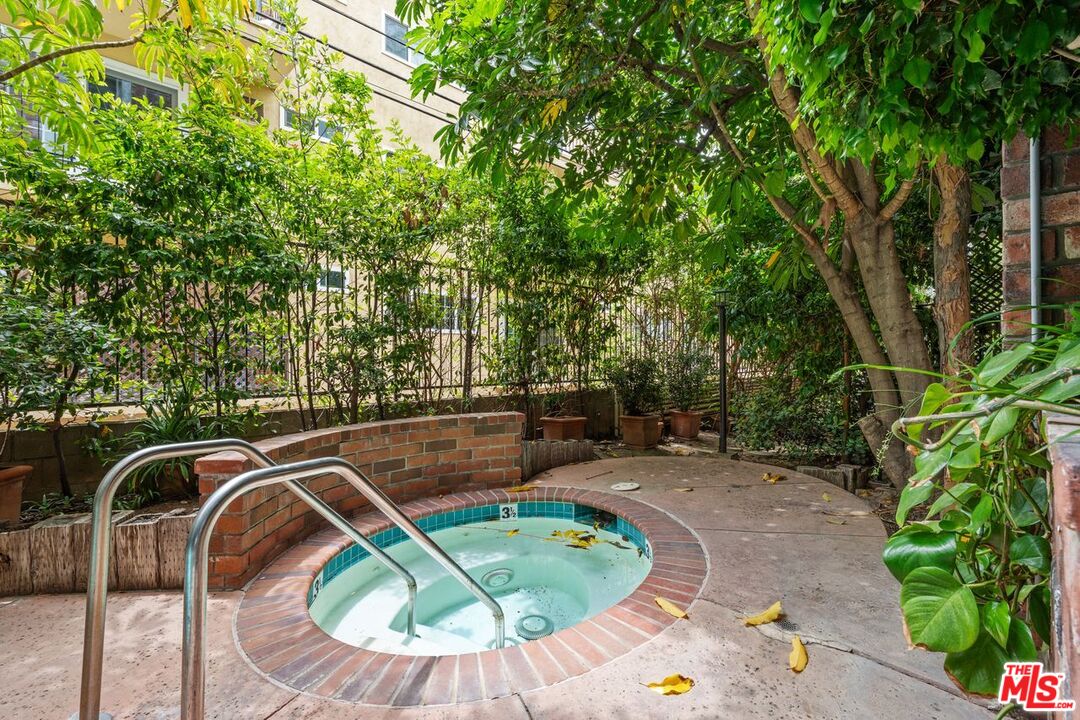 1375 Kelton Ave Unit: 402