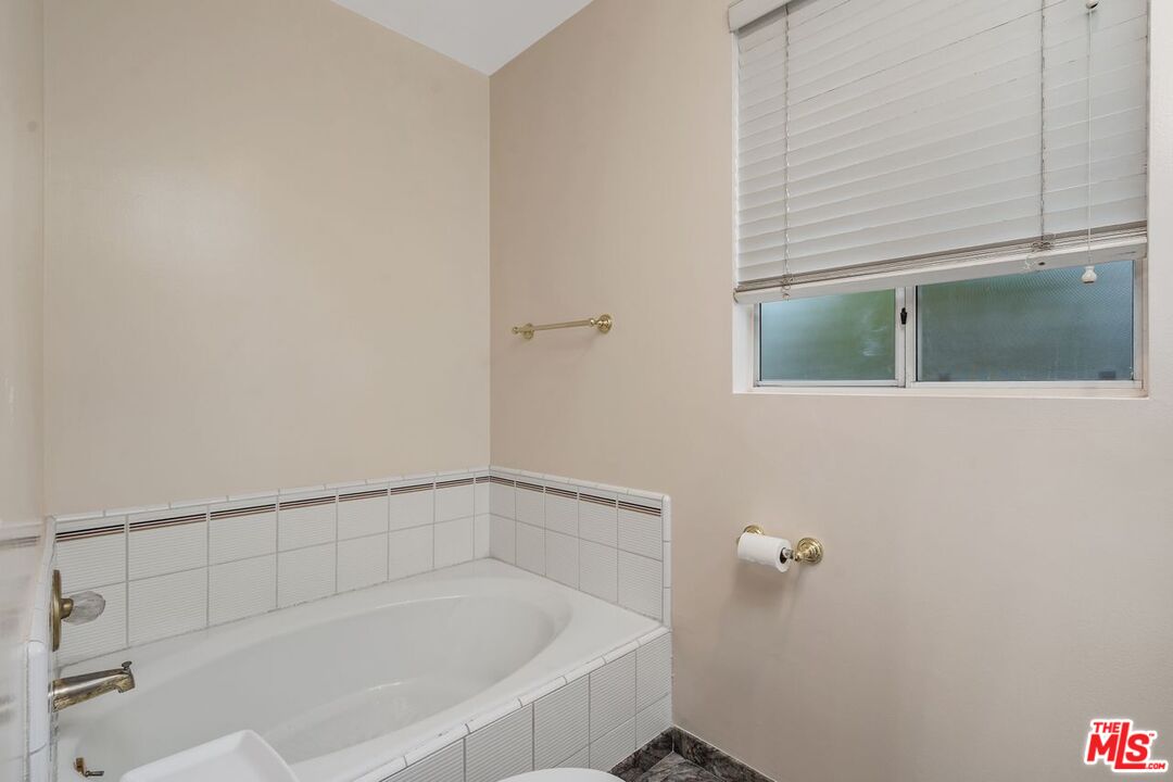 1375 Kelton Ave Unit: 402