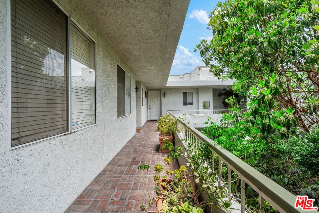1375 Kelton Ave Unit: 402