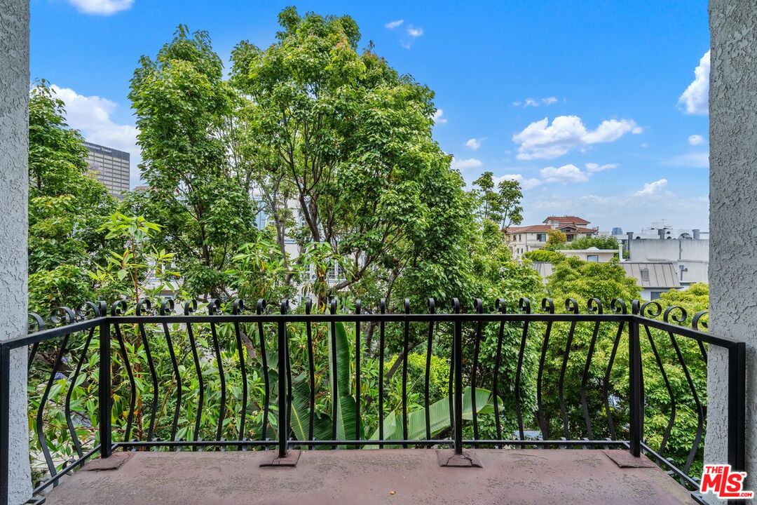 1375 Kelton Ave Unit: 402