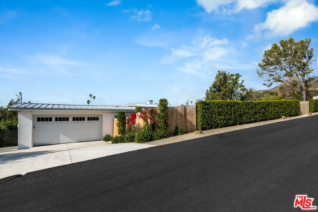 5761 Calpine Dr