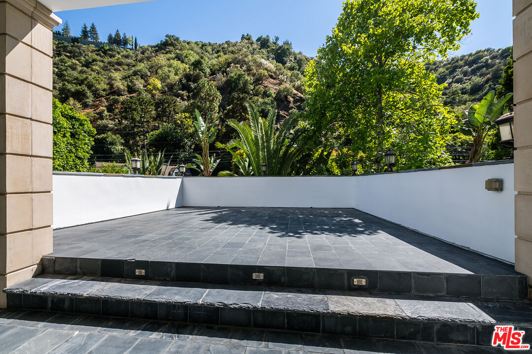 1600 Benedict Canyon Dr