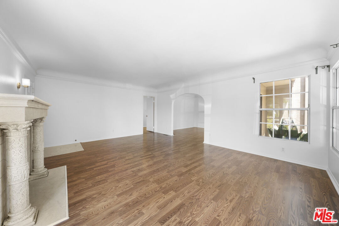 1158 S Tremaine Ave