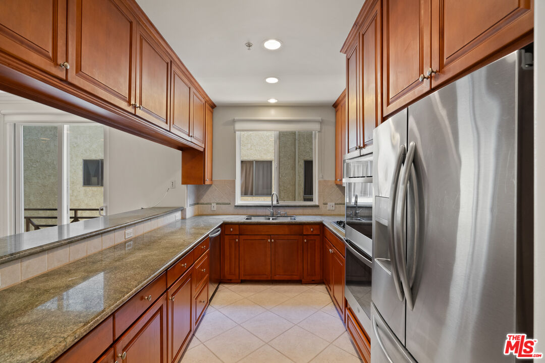 2306 Fox Hills Dr Unit: 203