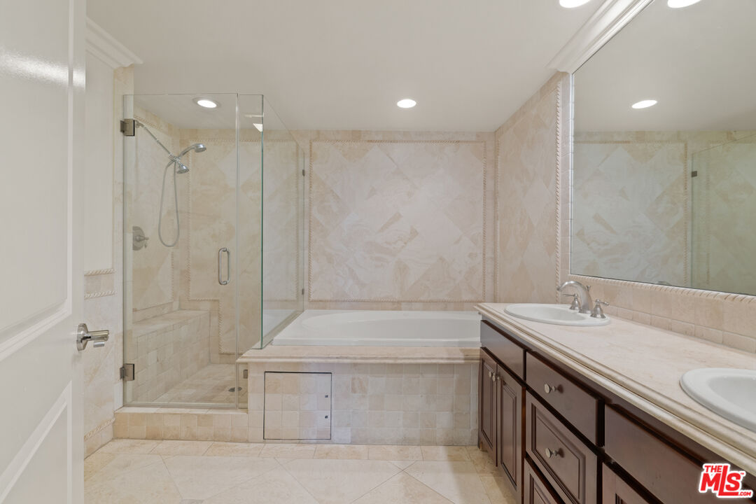 2306 Fox Hills Dr Unit: 203