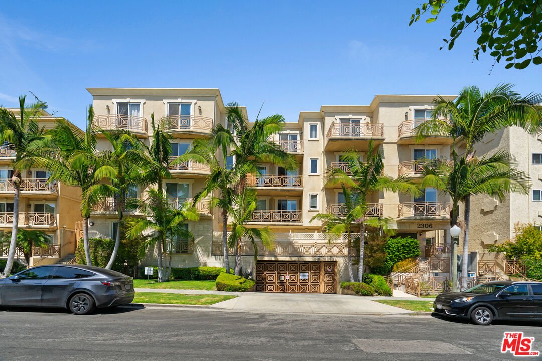 2306 Fox Hills Dr Unit: 203