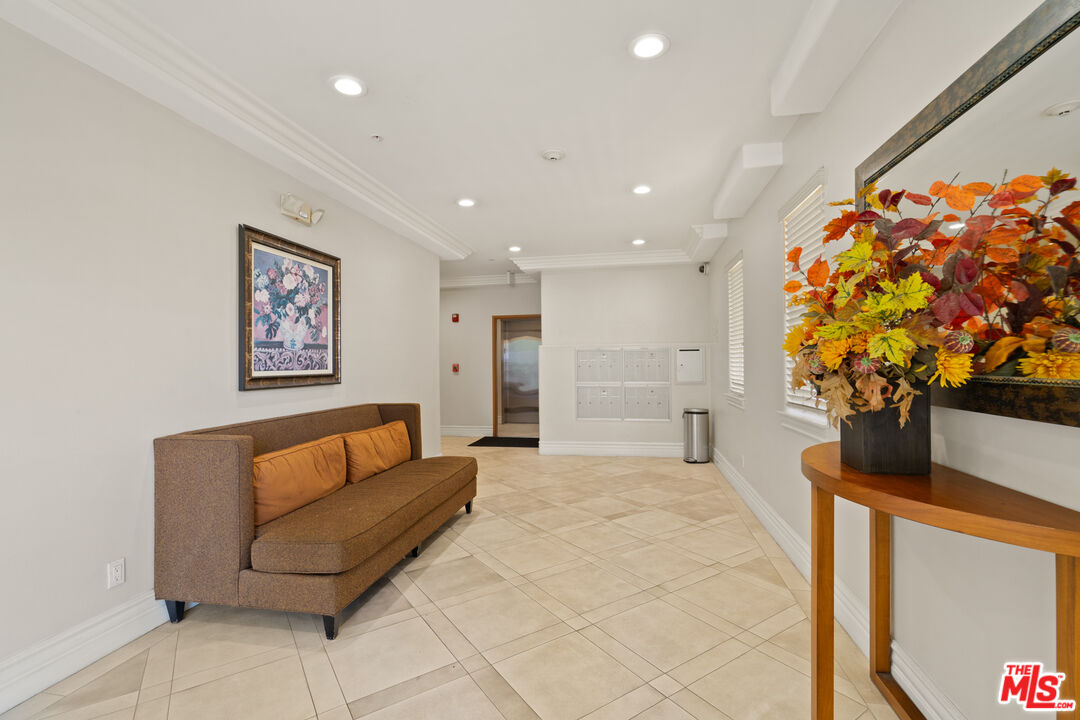 2306 Fox Hills Dr Unit: 203