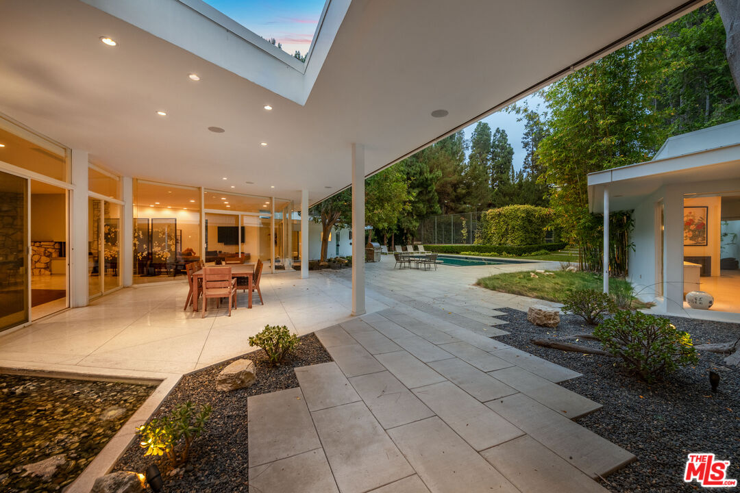 1010 N Rexford Dr