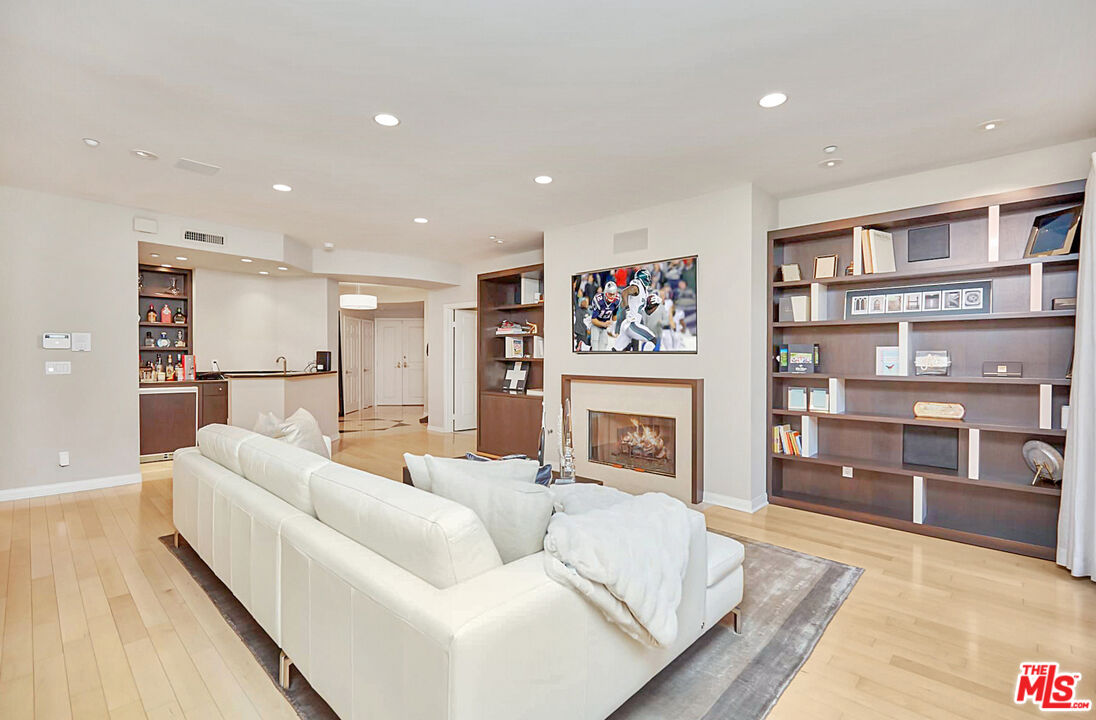 121 N Almont Dr Unit: 103