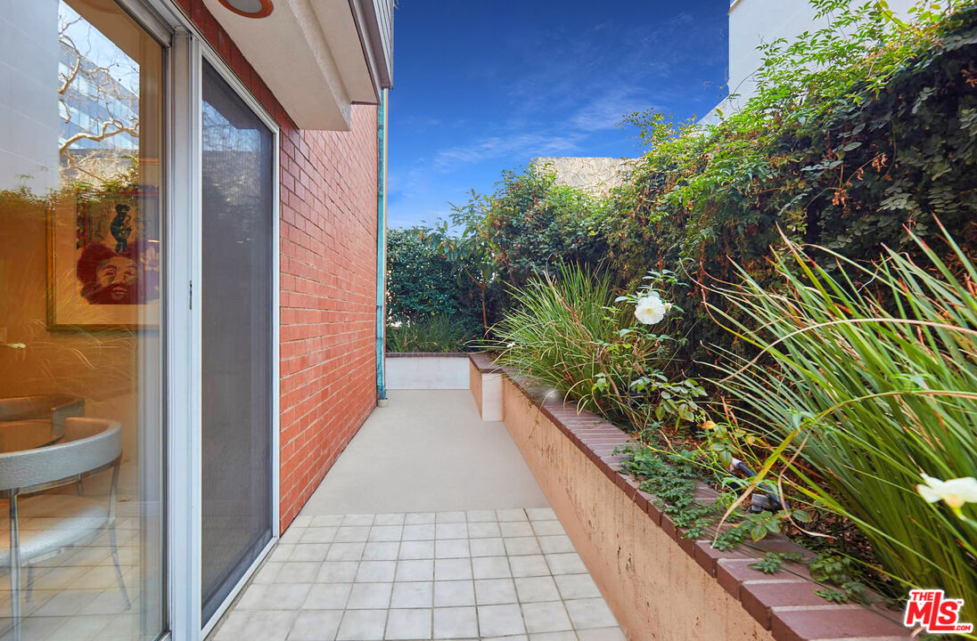 121 N Almont Dr Unit: 103