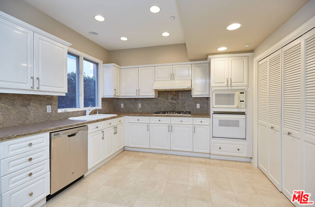 121 N Almont Dr Unit: 103