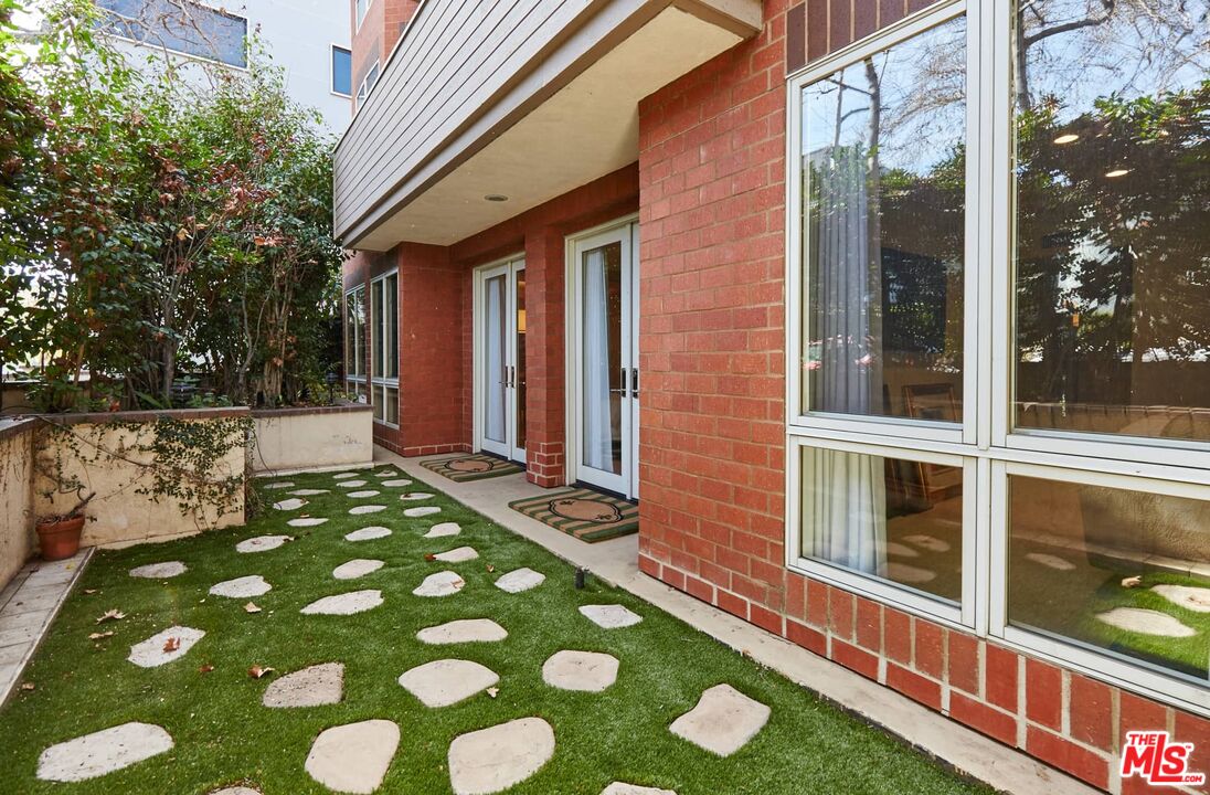 121 N Almont Dr Unit: 103
